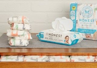 Puedo limpiar la cara de mi bebé con toallitas húmedas?